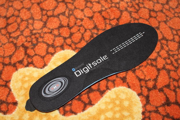 Glaglaの「Digitsole」

　充電可能なヒーター内蔵インソールはほかにもあるが、Digitsoleはおそらく最も多くの接続機能を備えたインソールだろう。USB経由で充電することができ、さらにBluetooth接続のアクティビティトラッカーとしての機能もある。
