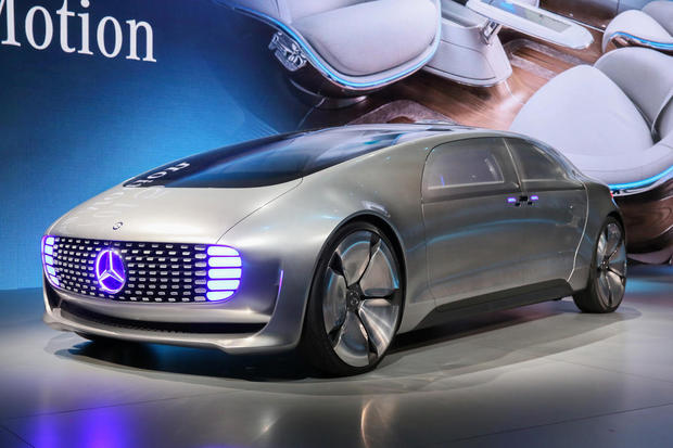 Mercedes-Benzの「F015」

　Mercedes-Benzの描く未来像は、車が自動運転する間、乗る人をコネクテッドテクノロジで楽しませる動く豪華ラウンジだ。

関連記事：メルセデス・ベンツの高級すぎる自動走行車--「F 015 Luxury in Motion」を写真でチェック
