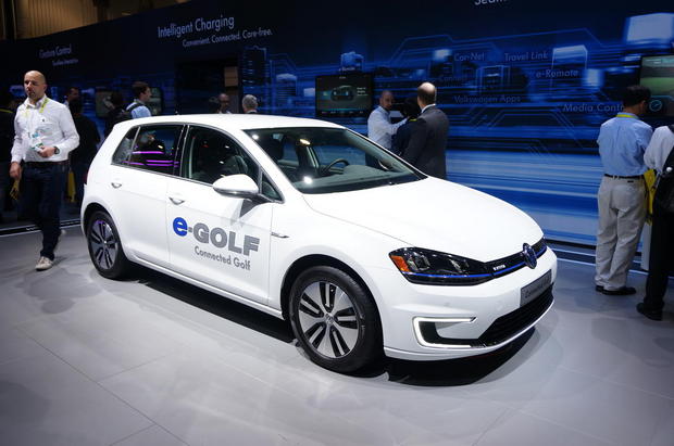 Volkswagenの「e-Golf」

　Volkswagen（VW）は完全な電気自動車のe-Golfを発表した。e-GolfはCES向けにアップデートされ、Appleの「CarPlay」と「Android Auto」のサポートが追加された。
