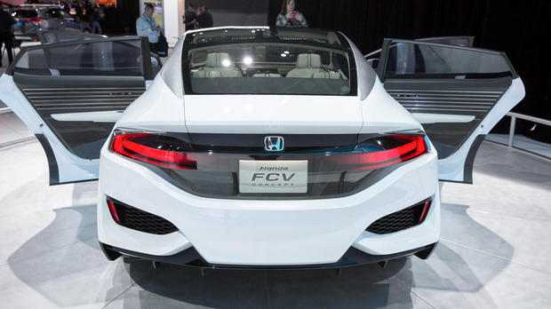 　ホンダは、今回のデザインと燃料電池システムに基づいた量産車を2016年に披露することを計画している。