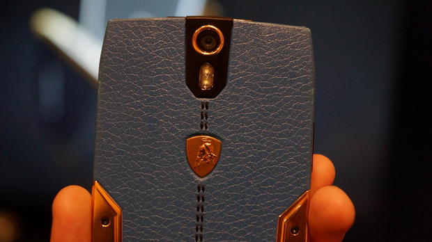 　このスマートフォンのデザインは繊細ではない。これは明らかに、Lamborghiniブランドを意識している。