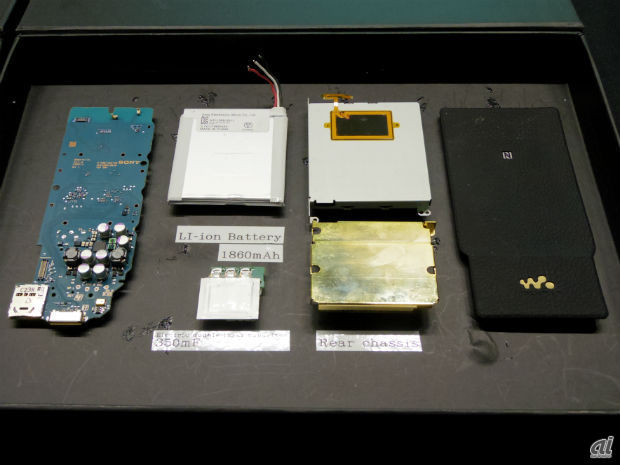 　NW-ZX2の内部部品。リチウムイオンバッテリは新型の1860mAhのバッテリを搭載し、ZX1に比べ、約2倍の長寿命を実現した。