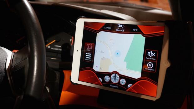 　「iPad」には、自動車用のカスタムインターフェースが搭載されており、ナビゲージョン、インフォテインメント、テレマティックス機能を制御する。