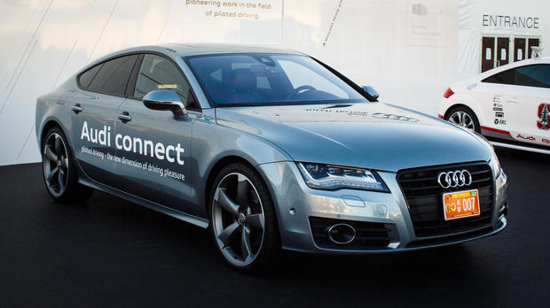 自動運転車

　複数の自動車メーカーが、自動機能を搭載した車を披露した。近未来的な自動運転コンセプトカーから、既に実用段階にある自動駐車機能や衝突回避機能を備えた車まで、さまざまな自動車が発表されている。Audiは、「Jack」と呼ばれる「Audi A7」の自動運転バージョンをサンフランシスコからラスベガスまで走らせるという大胆なデモを行った。

関連記事：CES 2015に登場の自動車--各社が披露したモデルと関連テクノロジを写真で見る

