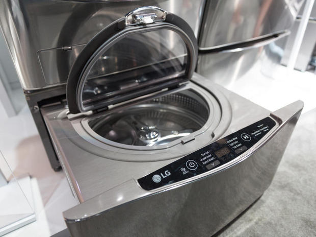 LGの「Twin Wash」

　インターネット接続機能を備えた照明スイッチ、電源プラグ、ハブなどのスマートホームデバイスは、CES 2015で至る所に展示されていた。

　しかし、最も話題を呼んだ家電製品はLGのものだった。同社が発表したのは、なんと新しい洗濯機だ。LGのTwin Washには、メインの洗濯機に加えて、その下の引き出しにもう1つ小さな洗濯機がある。この2つめの洗濯機を同時に使って、傷みやすい衣類を少量洗濯することができる。
