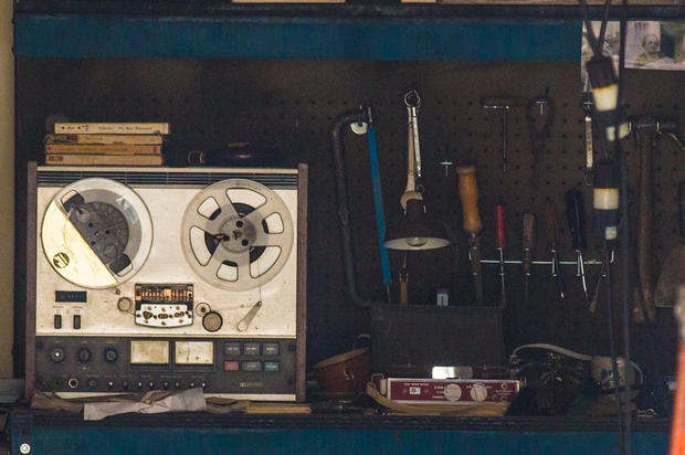 オープンリール式テープレコーダー

　オープンリール式テープレコーダーがガレージ内に設置されている。1970年代にそうあったように置かれている。