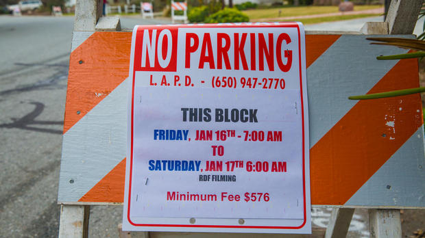 「駐車禁止」の張り紙

　Danny Boyle氏が監督を務めるSteve Jobs氏の新作伝記映画の撮影準備のために、カリフォルニア州ロスアルトスのCrist Street沿いに16日、ずらりとトラックが並んだ。