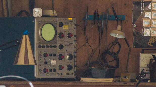 オシロスコープ

　古いオシロスコープがガレージに設置されている。電気テストと経時的な電気信号の周波数測定に使われたであろう。