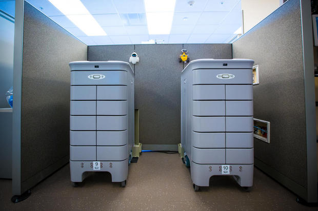UCSFのTUGロボット

　それぞれセキュアなコンパートメントを備える医薬品運搬用のTUGロボット2機が、UCSFメディカルセンター内の充電センターで待機している。
