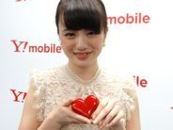 可愛さ追求した“ハート型”ケータイ「Heart」—ワイモバイルから3月下旬発売