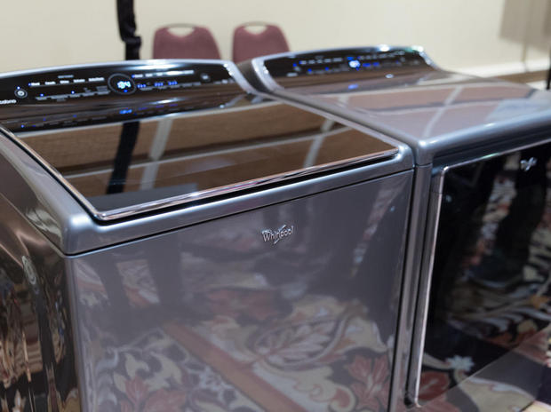 　1月にラスベガスで開催されたCES 2015には数多くのスマートホーム製品が登場した。ここでは、ロボット洗濯機と乾燥機から、スマートなドアベル、鍵、コーヒーメーカー、賢い空調システムに至るまで、披露されたさまざまな製品を紹介する。

Whirlpool Smart Top Load Washer and Dryer

　写真は、Whirlpoolの「Smart Top Load Washer and Dryer」だ。独自のモバイルアプリにリンクし、「Nest Learning Thermostat」と連携して、さらなるオートメーション化と効率化を実現する。