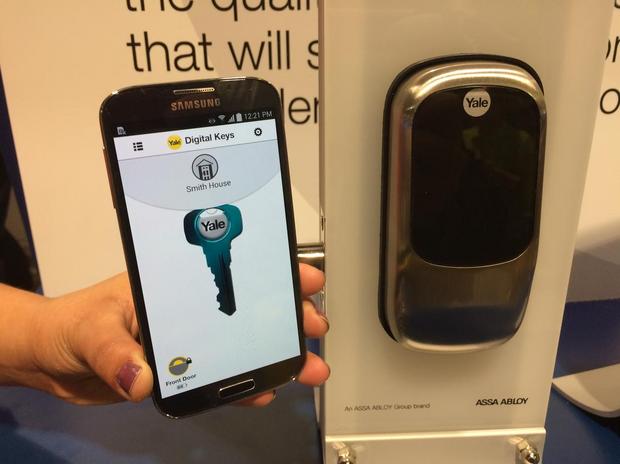 Yale Real Living NFC Deadbolt

　いかにも未来らしいデザインのスマートロックだ。名前からも分かるとおり、この「Yale Real Living NFC Deadbolt」を使うと、近距離無線通信（NFC）を使用してスマートフォンでロックを外すことができる。さらに、鍵を他の人と共有するオプションや、鍵の利用の監視や制限を行う機能も備えている。また、ほかのスマートロックと同じく、モバイルアプリから鍵を開け閉めすることができる。