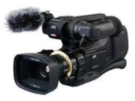 JVC、デュアルカード＆バッテリで撮り逃さない--ショルダースタイルビデオカメラ