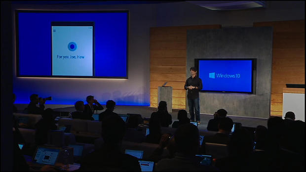 　Belfiore氏は、ワシントン州レドモンドで開催された「Windows 10」の発表イベントで、Windows 10を搭載したノートPCとタブレット上で動くCortanaのデモを行った。