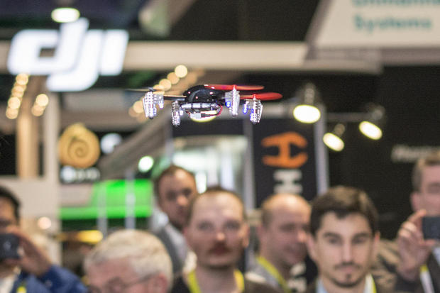 「Micro Drone 2.0」

　これは、Extreme Fliersが2012年に発売した初代「Micro Drone」のアップデート版だ。小回りが利く小型クアッドコプターで、ユーザーが宙返り飛行に夢中になって機体を激しく墜落させてしまっても、その衝撃に耐えられるだけの金属構造になっている。