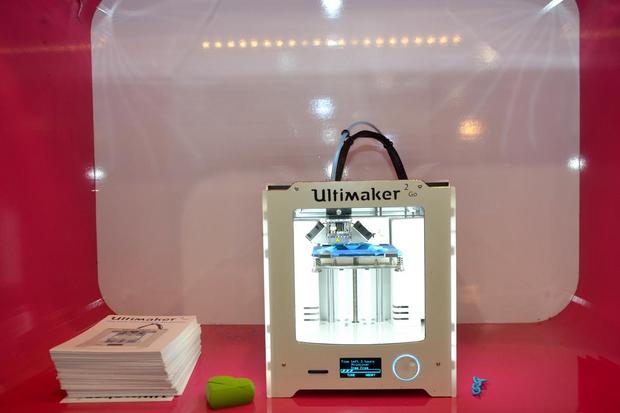 Ultimakerの「Ultimaker 2 Go」

　Ultimakerは2015年のCESにて新型プリンタを2機種展示していた。1つは「Ultimaker 2」の小型版の「Ultimaker 2 Go」である。この製品がプリントできるオブジェクトのサイズは約12.0×12.0×11.5cmであり、価格は1450ドルだ。