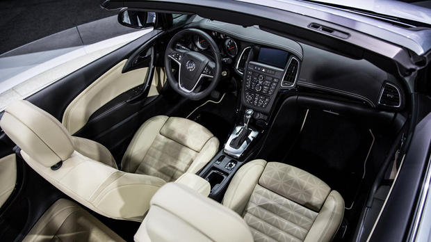 　フロントシートはサイドボルスターを組み込んでいるが、BuickがCascadaでスポーティな面において意図することを示唆している。