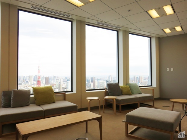 　ガラス張りではないミーティングルームは、外側に向けて解放的な作り。リラックスして会話ができそう。窓の外には東京タワーが見えます。