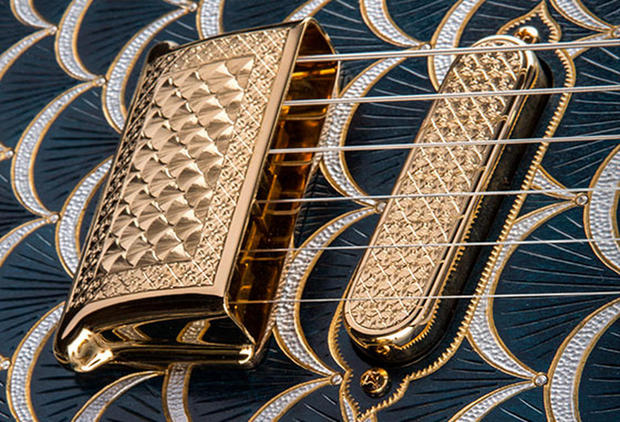 　手彫りの金メッキのパーツが、特注のFender Pine Cone Stratocasterに上品さを加えている。このギターは、宝石で飾られた有名なロシアのイースターエッグから着想を得て製作された。ボディ、ネック、ヘッド部分に550個ものダイヤモンドがちりばめられている。