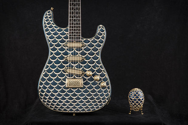 　このきらびやかなエレクトリックギターは、FenderのシニアマスタービルダーYuriy Shishkov氏が製作した「Pine Cone Stratocaster」だ。かの有名なファベルジェのエッグ（ロマノフ朝皇帝のために作られ、宝石の装飾が施されたイースターエッグ）のクラシックなデザインをベースに作られたこのギターは、ボディに彫刻を施す前にギターに投影された3D画像を利用し、エッグの装飾模様を再現している。