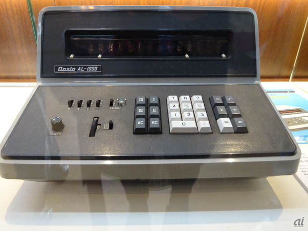 　電子式卓上計算機、AL-1000。これまでハードウェアで作られていたプログラムをソフトウェア化し、一連の命令をキーボードで簡単に記憶装置に入力できるようにした世界初のソフトウェア型電卓。