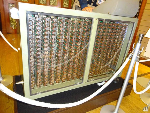 　リレーの動きが見やすいよう、透明な板に変更されている。上野の国立科学博物館、米国のスミソニアン博物館にも収蔵されている歴史的な計算機だ。
