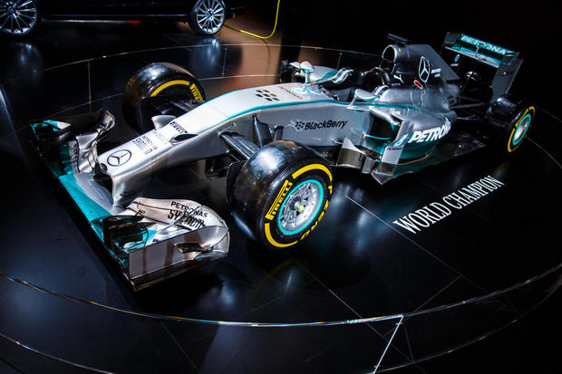 「AMG Petronas F1 W05 Hybrid」

　Mercedes-Benzは、F1世界選手権を制したAMG Petronas F1 W05 Hybridと、2014シーズンに獲得したトロフィーをデトロイトオートショーで披露した。