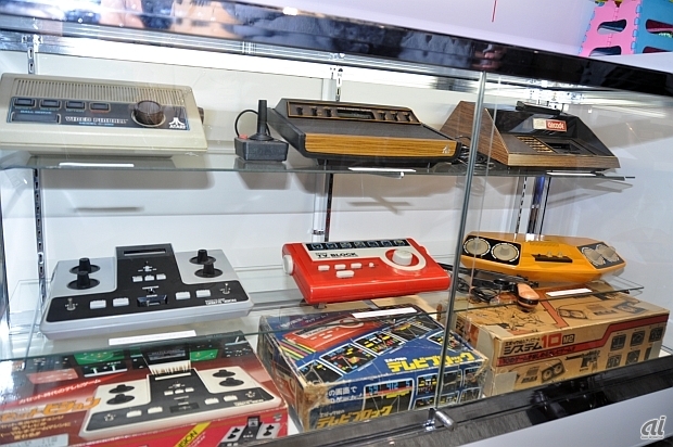 　カセットビジョン（下段手前）をはじめとしたエポック社のマシンや、アタリのマシンなど1970年代のマシンまでも展示。