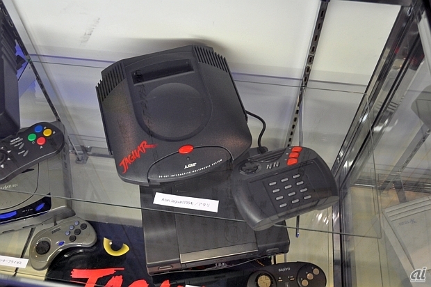 　Atari Jaguar。さらにその下にはSANYO（当時）から発売された3DOTRY。