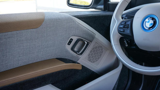 　BMWが車内に使っている素材の組み合わせは興味深い。木材、ウール、むき出しの炭素繊維強化プラスチック、皮革、金属などが使われている。