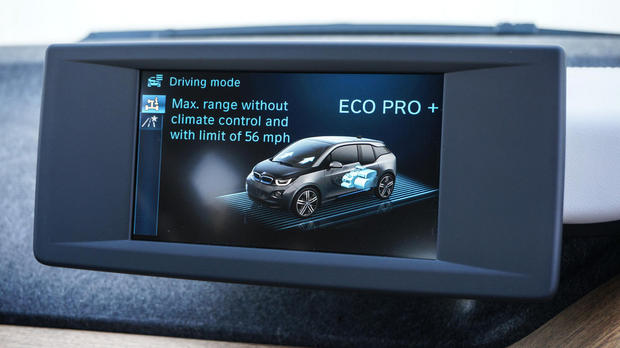 　米環境保護庁（EPA）が算定した航続距離74マイル（120km）を上回るように、i3には3つのドライブモードが採用されている。「Comfort」モードがデフォルトで、「Eco Pro」モードではスロットルマップを調整して運転効率を引き上げる。「Eco Pro+」が最も極端な設定で、速度を時速56マイル（約90km）までに抑え、空調も停止する。
