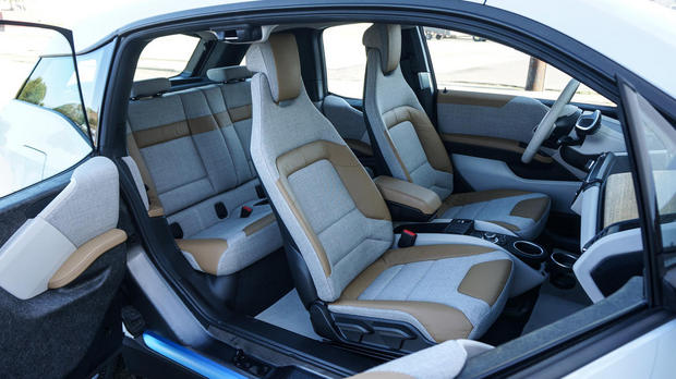 　i3の車内は広々とした空間だ。前部座席が従来型の車両より薄いため、後部座席の足元の貴重なスペースに余裕が生まれている。