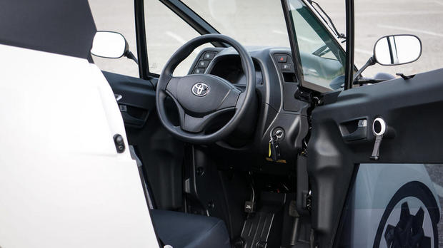 　運転席は左右どちら側でもドアが開けられるため、乗車や駐車の際に都合がよい。