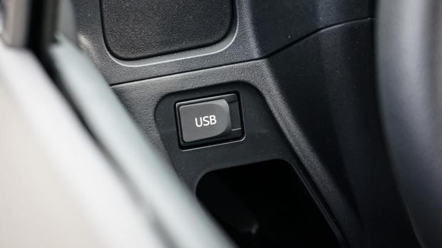 　キャビンに設置されたUSBポートは、パーソナルデバイスの充電に役立つ。
