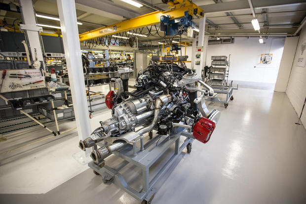 　自動車本体に戻ろう。これはMulsanneの巨大なW12エンジンだ。実は、Bentleyのクルー工場は世界最大のW12エンジン製造施設である。