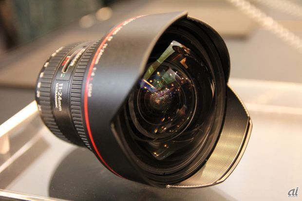 　交換レンズの新機種は1モデル。「EF11-24mm F4L USM」は外径87mmという大型の研削非球面レンズを前玉に採用し、フルサイズで焦点距離11mmという超広角撮影を可能にしている。