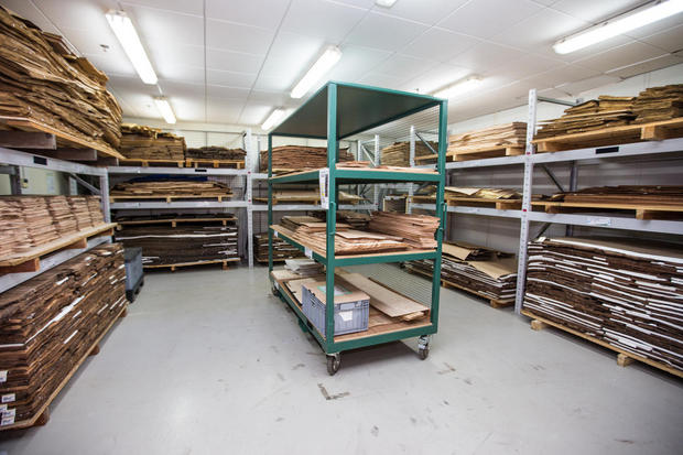 　木材は、温度と湿度が管理されたこの部屋で保管される。

　選定プロセスでは、Bentleyの木材専門家が約2万5000平方mの未加工ベニヤ板の品質を確認する。