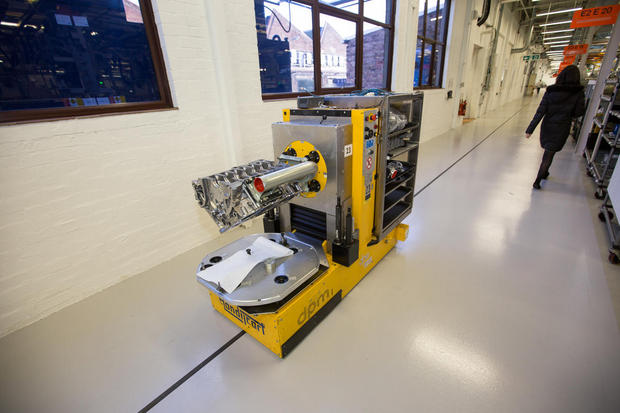 　工場にロボットが全くないわけではない。この小型ロボットは床の黒い線を頼りに移動し、重い部品を作業現場まで届ける。