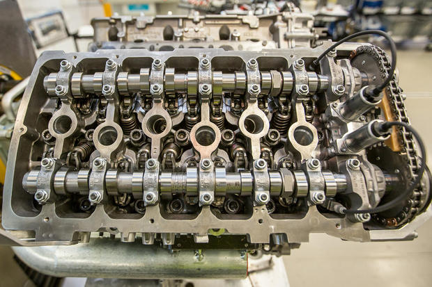 　BentleyのW12エンジンの内部。複雑だ。