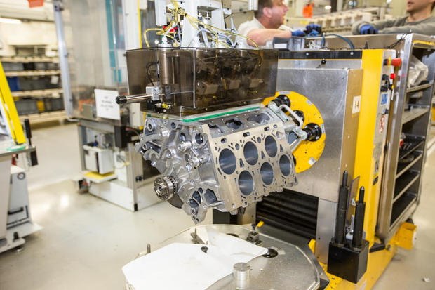 　クルー工場はW12エンジンを一から製造する。この地味な塊が最初の姿だ。30人のエンジニアが12時間以上をかけて1基のエンジンを製造する。
