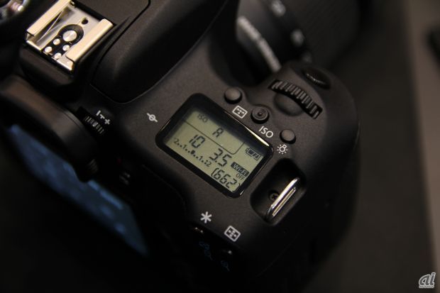　EOS 8000Dには小さな上部液晶パネルが搭載されており、手元で撮影セッティングの確認が可能。