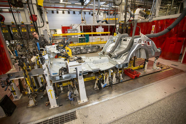 　Mulsanneの生産は、このかなり地味な骨組みから始まる。写真は、Bentley車のすべての溶接作業が行われる「Body in White」施設だ。