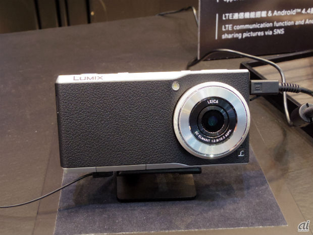 　コミュニケーションカメラ「LUMIX DMC-CM1」は人気モデルの1つ。複数台実機が用意されていたが、常に来場者が触っている状態だった。