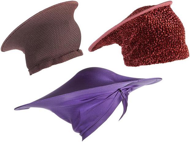 Whoopi Goldbergの帽子の数々

　Whoopi Goldbergは「新スタートレック」で宇宙人バーテンダーのガイナンの役を演じた。ガイナンは風変わりな帽子をいくつも持っていて、毎回のように違う帽子をかぶっていたため、いつも独特の風貌だった。Propworxが開催している「スタートレック」の小道具や衣装の大規模オークションでは、ガイナンの帽子も3点出品されている。これらの帽子はコットンとナイロンの混紡素材が使用されており、状態は極めて良好だ。
