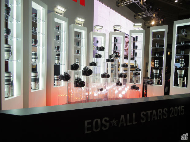 　「EOS ALL STARS 2015」と題し、EOSシリーズのボディ、レンズなどをずらりと展示。
