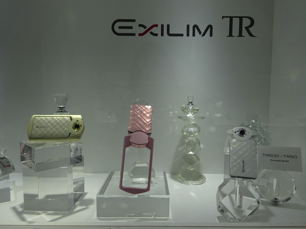 　日本では発売されていない、自撮りカメラ「EXILIM TR」も参考展示。中国などを中心に発売されている製品だ。