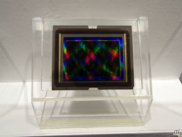 　内蔵パーツやカットモデルなどが見られるのもCP＋の見どころの1つ。キヤノンでは新開発の約5060万画素フルサイズCMOSセンサや超高解像度1.2億画素CMOSセンサなどを参考展示していた。