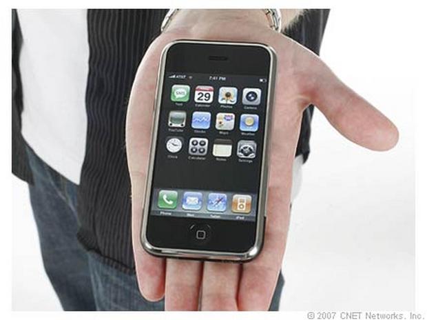 「iPhone」

　「Apple Watch」のリリースが迫っているということで、Appleで最も成功し、影響力を持っている製品の1つについて振り返るのも悪くはないだろう。そう、それはiPhoneだ。ここでは、これまでに発売されたiPhoneを写真で紹介する。

　Steve Jobs氏がiPhoneを最初に発表したのは、2007年初頭に開催されたMacworld Expoでのことだった。同端末は米国時間2007年6月29日にリリースされた。多くの人は、初代iPhoneが初期のタッチスクリーン搭載スマートフォンにとって試金石になると考えていた。

関連記事：
「iPhone 7」を考える--期待する12の機能と実現度