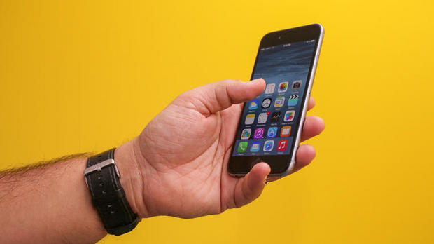 「iPhone 6」

　再び大きなハードウェアの変更がiPhoneに加えられ、iPhone 6として2014年9月19日に登場した。iPhone 6は、これまでのiPhoneに比べて大きく、そして、薄く、より大きなストレージ容量とより良いカメラを搭載した。
