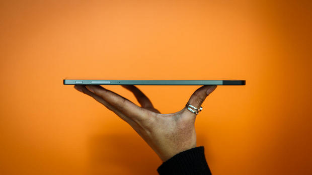 　Venue 8 7000は、サムスンの「GALAXY Tab S 8.4」よりわずかに薄い。高く評価されたAppleの「iPad Air 2」よりも薄い。